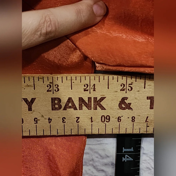 Sophisticated Tahari blouse with silky, flowy material and ruffle neckline - Picture 10 of 10